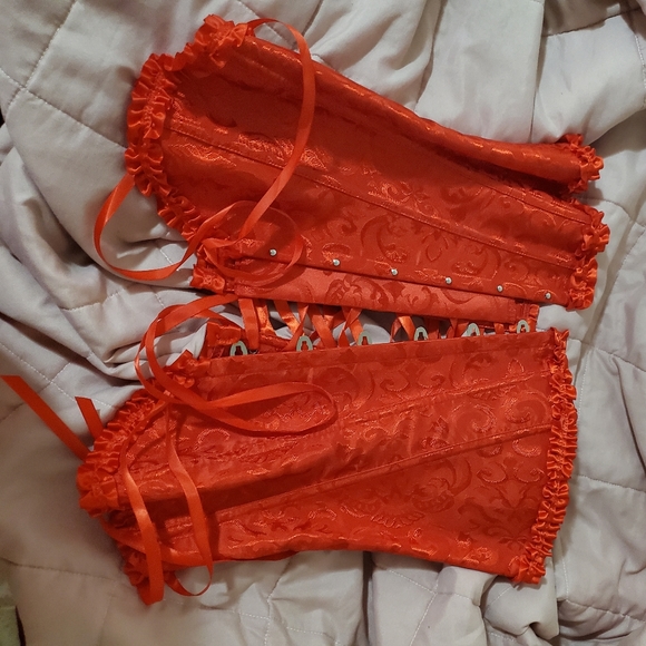 Red Corset. - Picture 4 of 6